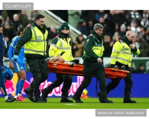 终场哨响，远藤航掩面落泪被担架抬离球场