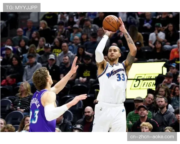 场边视角：奇才队库兹马快攻扣篮后，与替补席互动点燃主场